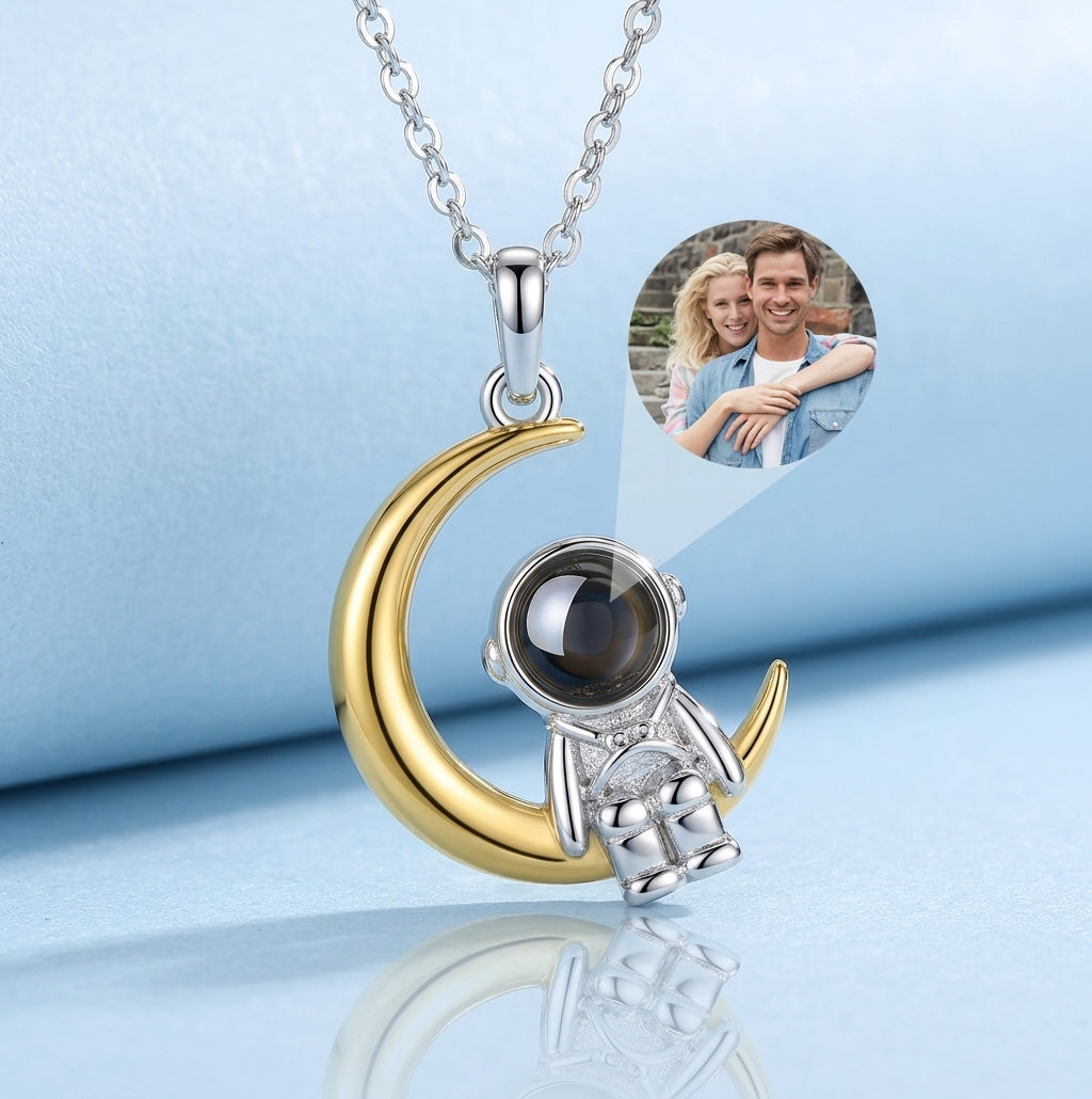 Collier Astronaute Lune – photo projetée dans la pierre